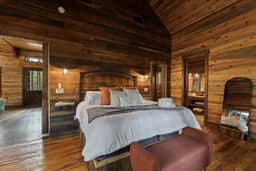 HotTub • Fireplace • Pet‑Friendly • Sauna w King
