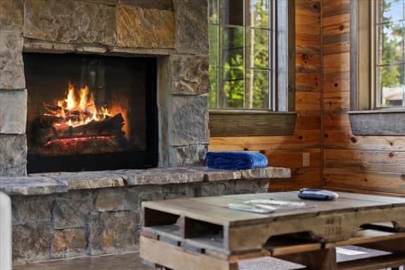 HotTub • Fireplace • Pet‑Friendly • Sauna w King
